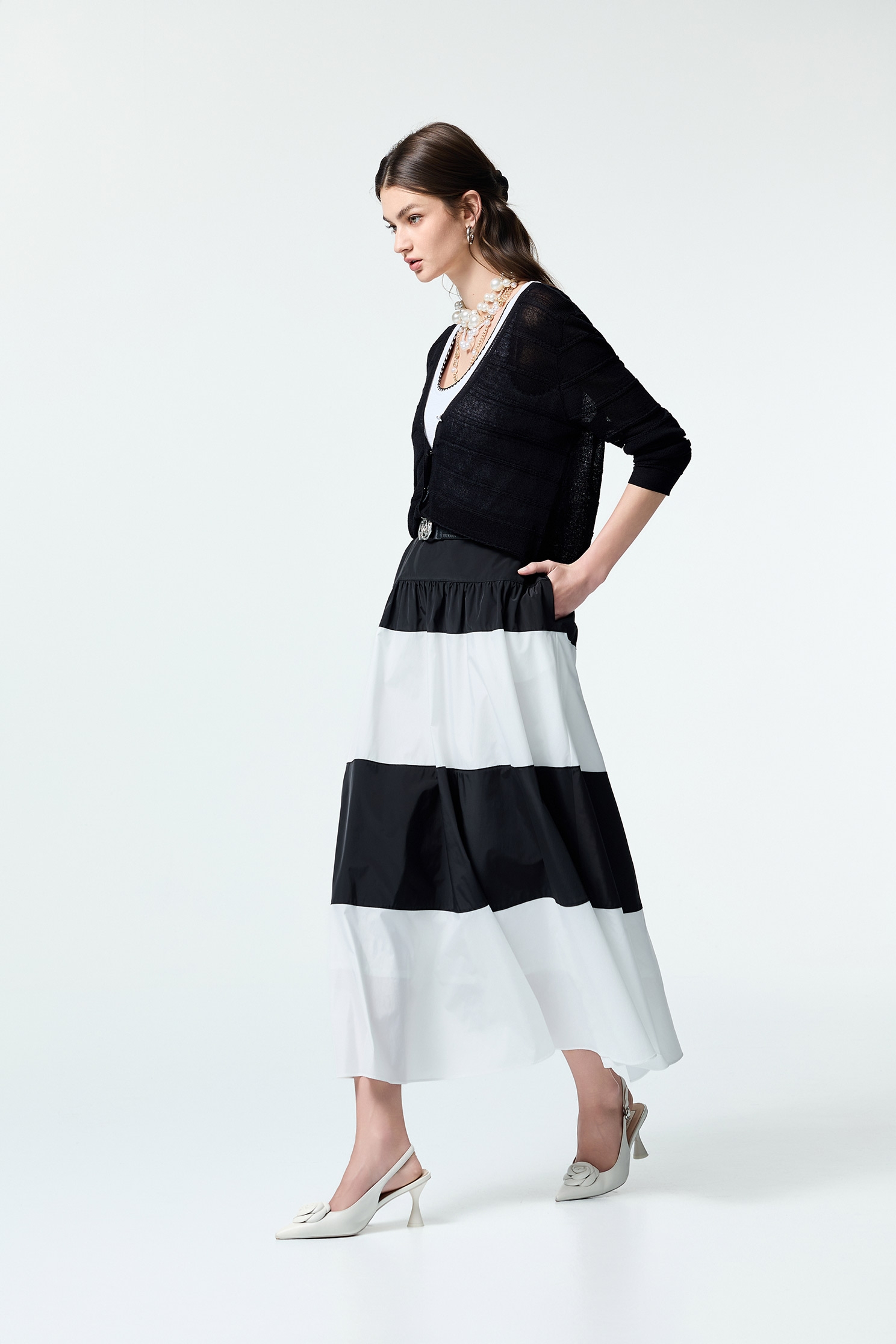 V-neck Knit CardiganV-neck Knit Cardigan,Jackets,Outerwear,Season (SS) Look,Embroidered,Back To Classic,Knitted,Knitted coats,Back To B/W,Black outerwear