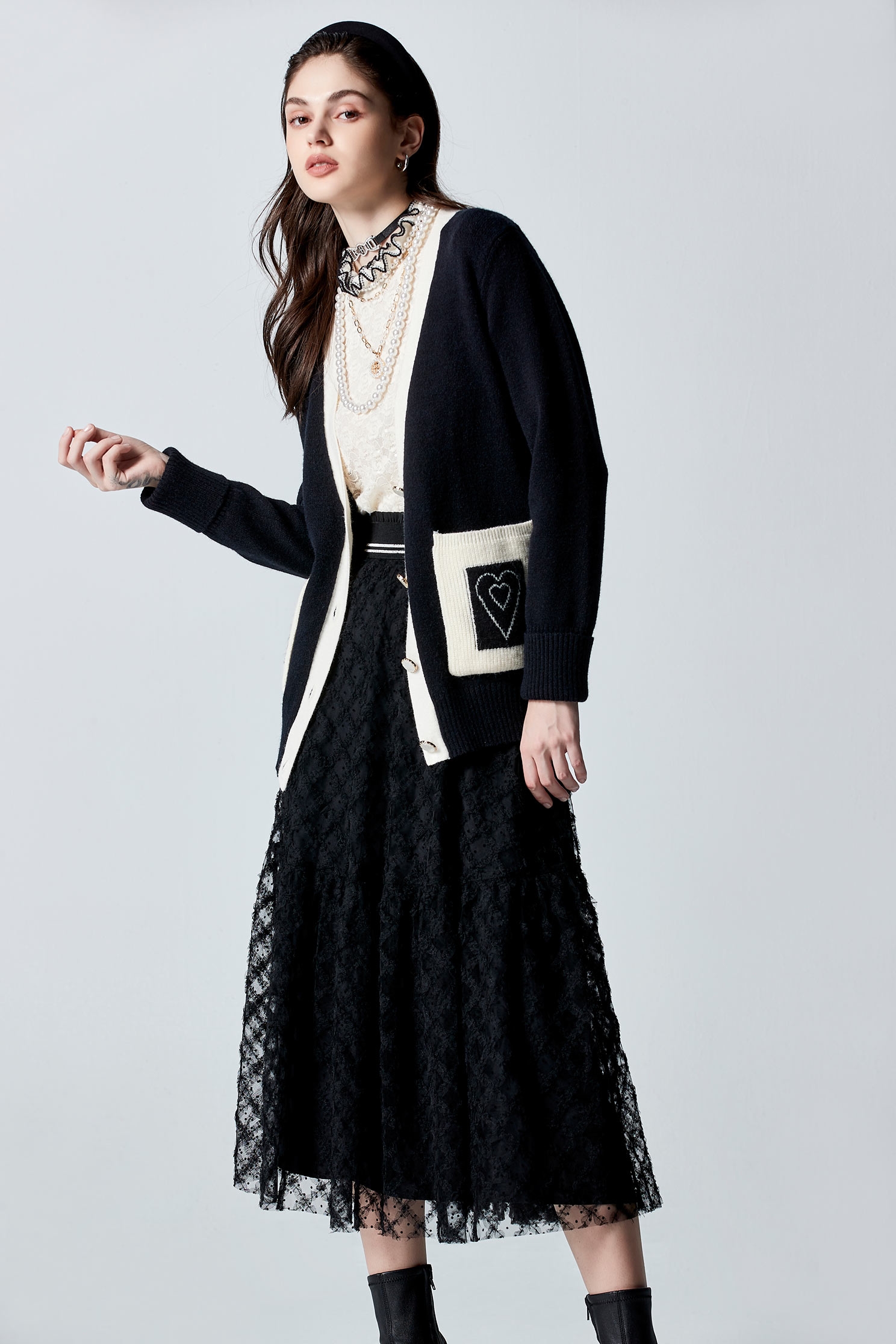 V-neck Knit Cardigan With Contrast PocketsV-neck Knit Cardigan With Contrast Pockets,Season (AW) Look,Knitted,Knitted coats,Knitted tops