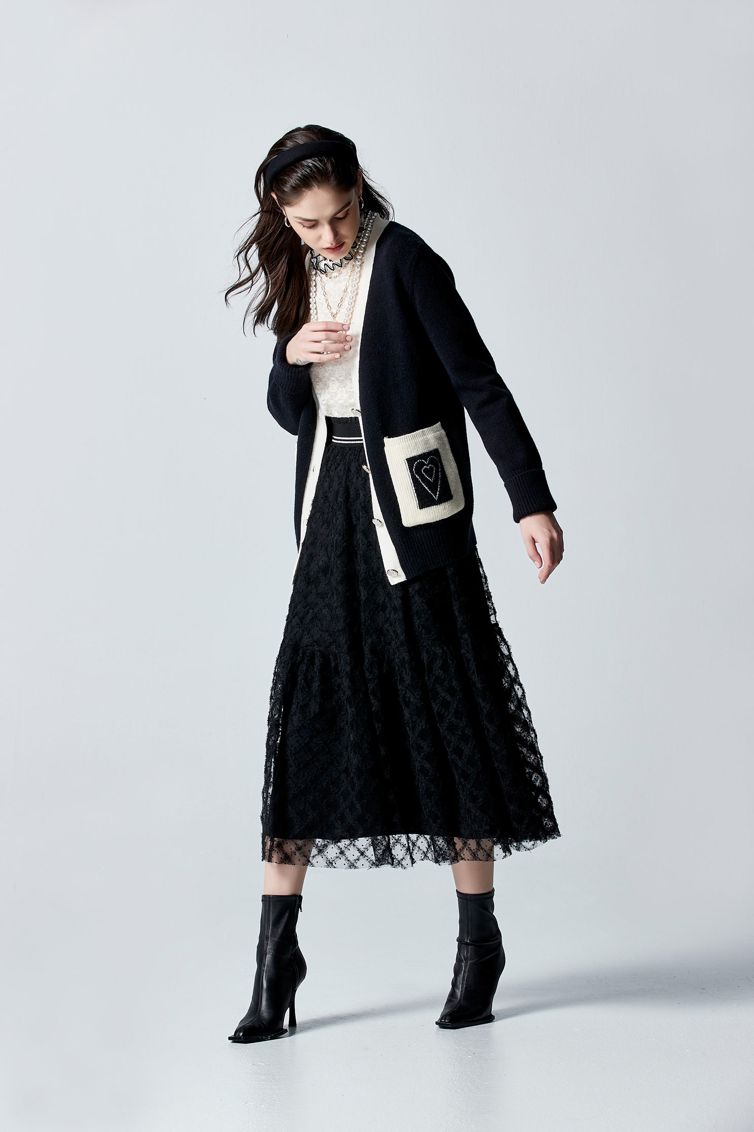 V-neck Knit Cardigan With Contrast PocketsV-neck Knit Cardigan With Contrast Pockets,Season (AW) Look,Knitted,Knitted coats,Knitted tops