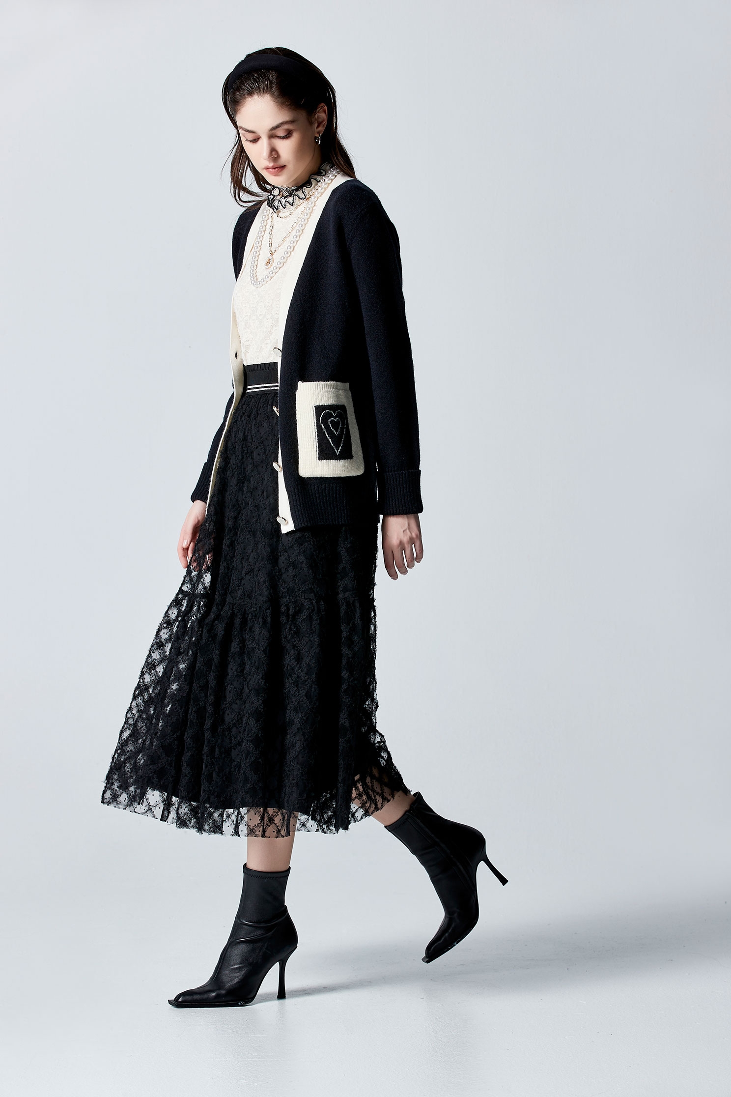 V-neck Knit Cardigan With Contrast PocketsV-neck Knit Cardigan With Contrast Pockets,Season (AW) Look,Knitted,Knitted coats,Knitted tops