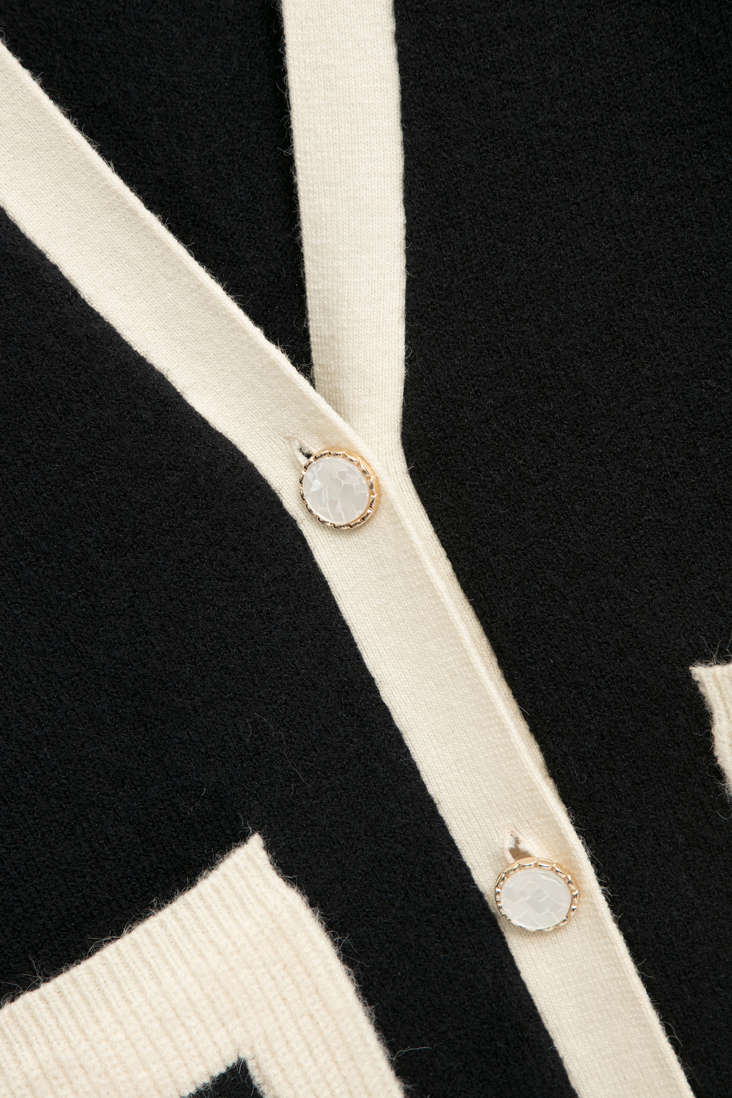 V-neck Knit Cardigan With Contrast PocketsV-neck Knit Cardigan With Contrast Pockets,Season (AW) Look,Knitted,Knitted coats,Knitted tops