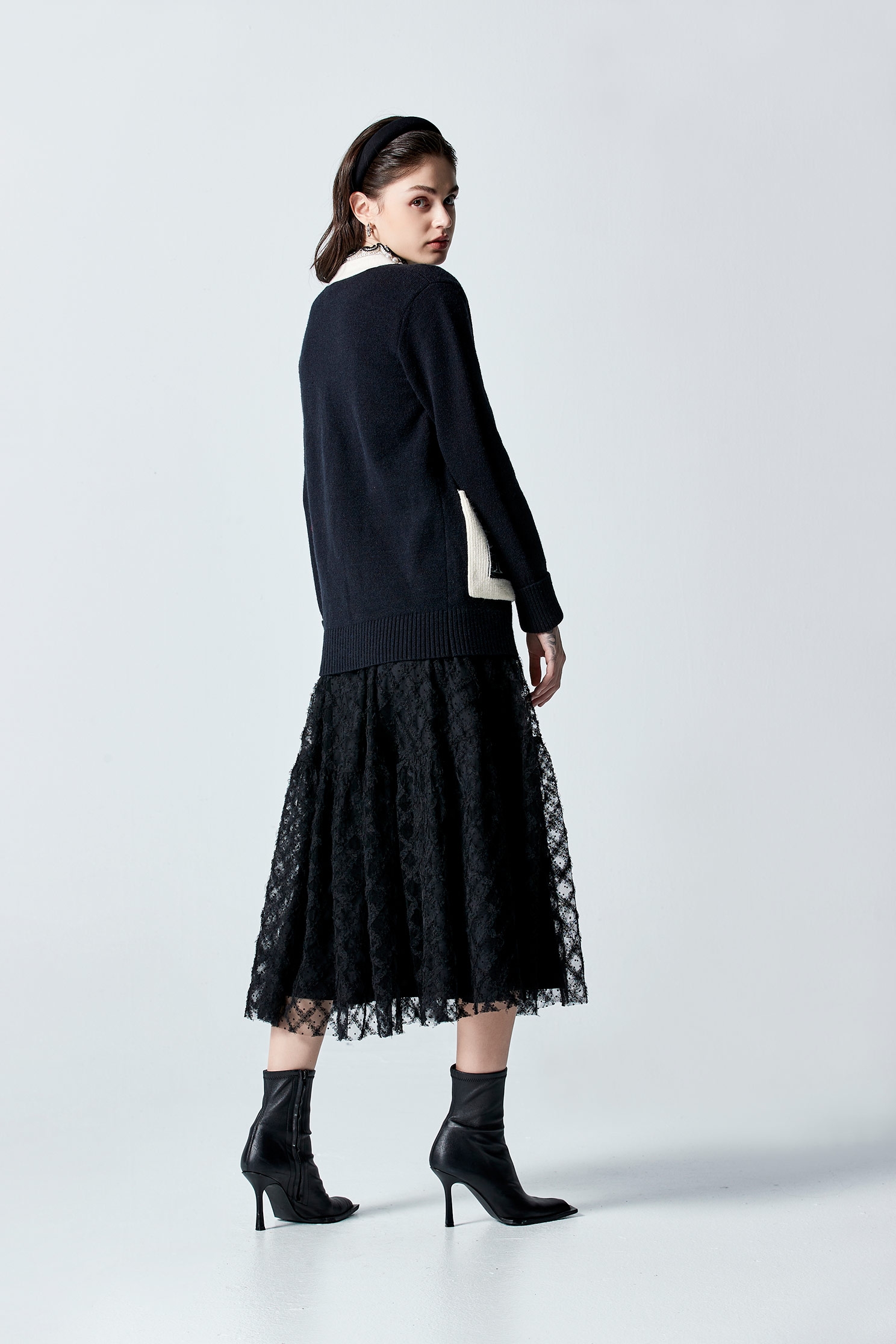 V-neck Knit Cardigan With Contrast PocketsV-neck Knit Cardigan With Contrast Pockets,Season (AW) Look,Knitted,Knitted coats,Knitted tops