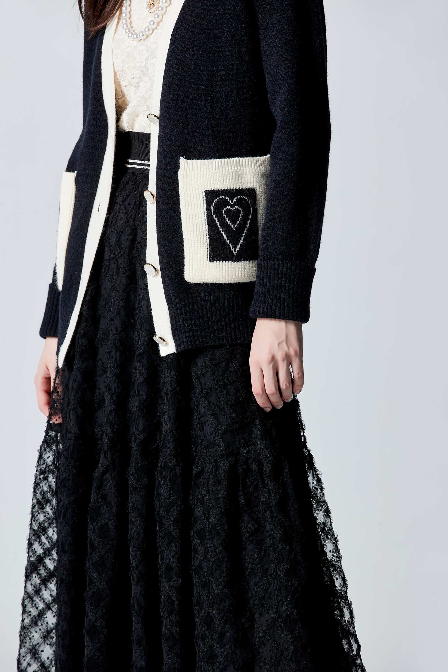 V-neck Knit Cardigan With Contrast PocketsV-neck Knit Cardigan With Contrast Pockets,Season (AW) Look,Knitted,Knitted coats,Knitted tops