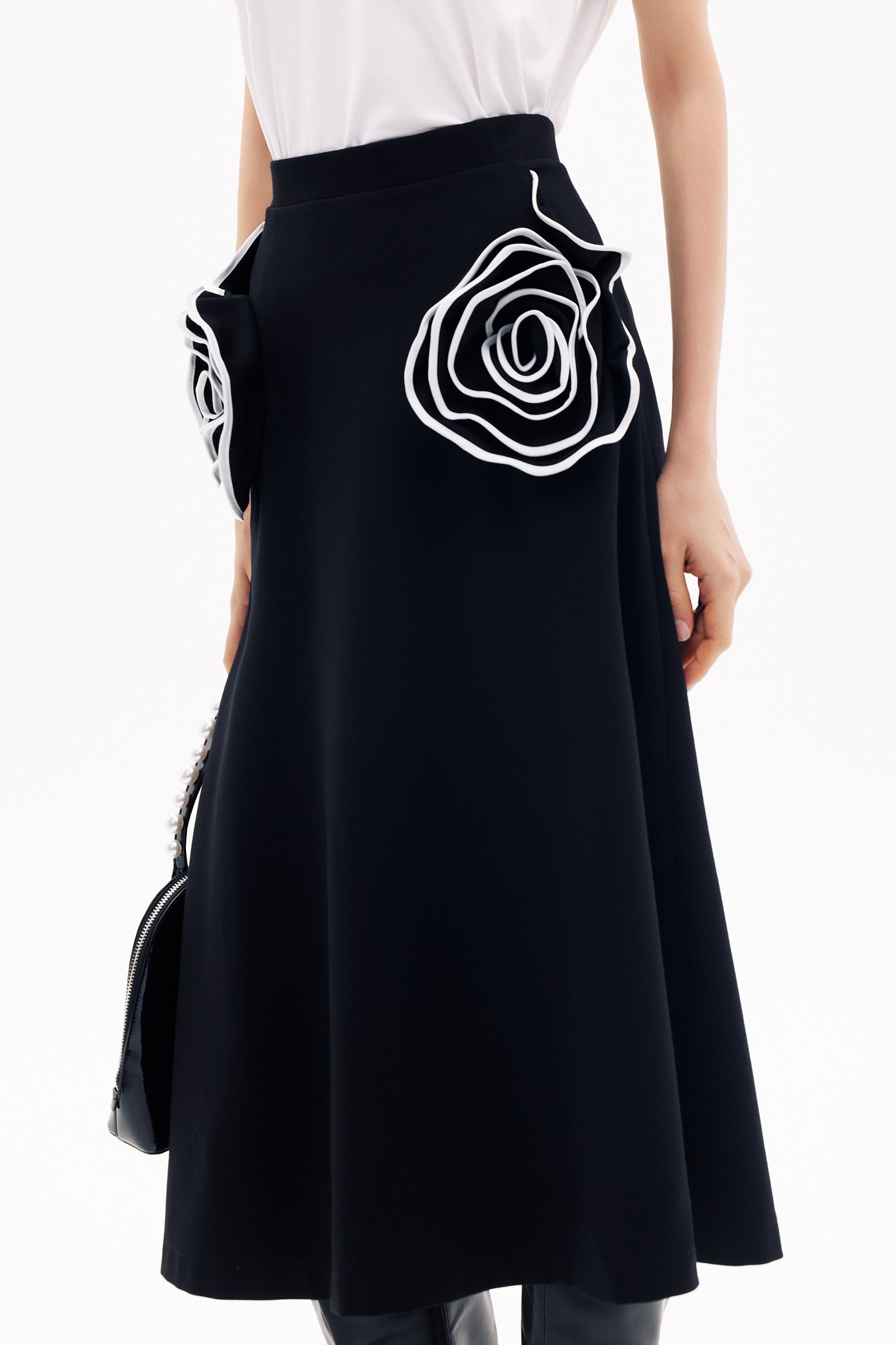 3-D Floral Detail A-line Skirt3-D Floral Detail A-line Skirt,Office Looks,Season (SS) Look,Valentine,Midi skirts,Black skirts