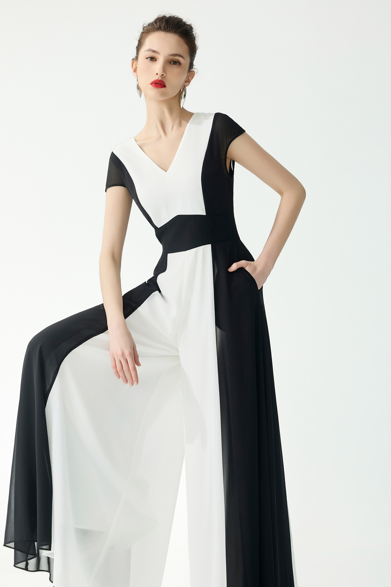V-neck Black White Contrast JumpsuitV-neck Black White Contrast Jumpsuit,Season (SS) Look,pants,Jumpsuits,Chiffon,Black pants