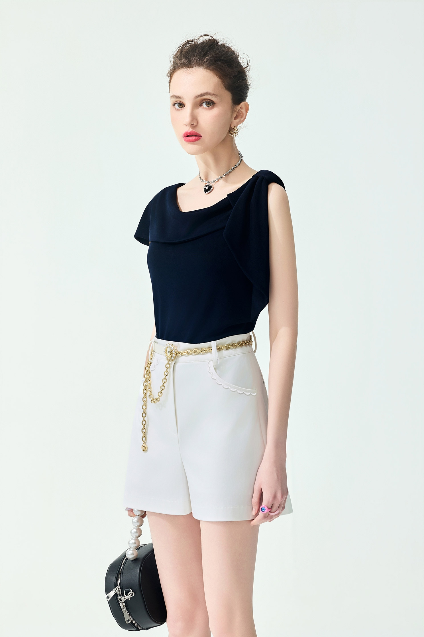 Minimalist White ShortsMinimalist White Shorts,Embroidered,Season (SS) Look,White pants,Shorts,bows,pants