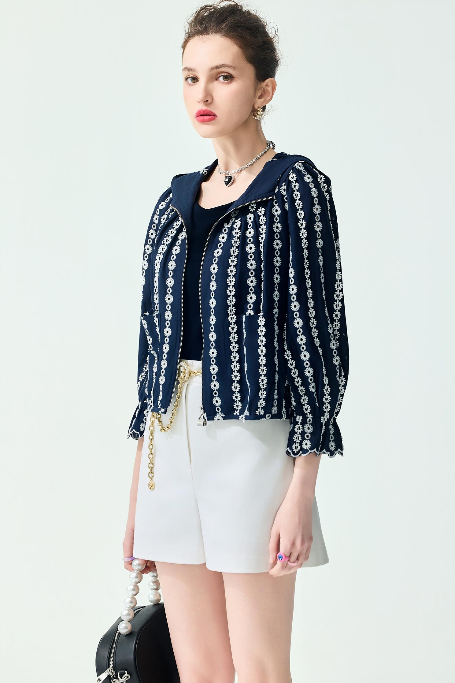 Minimalist White ShortsMinimalist White Shorts,Embroidered,Season (SS) Look,White pants,Shorts,bows,pants