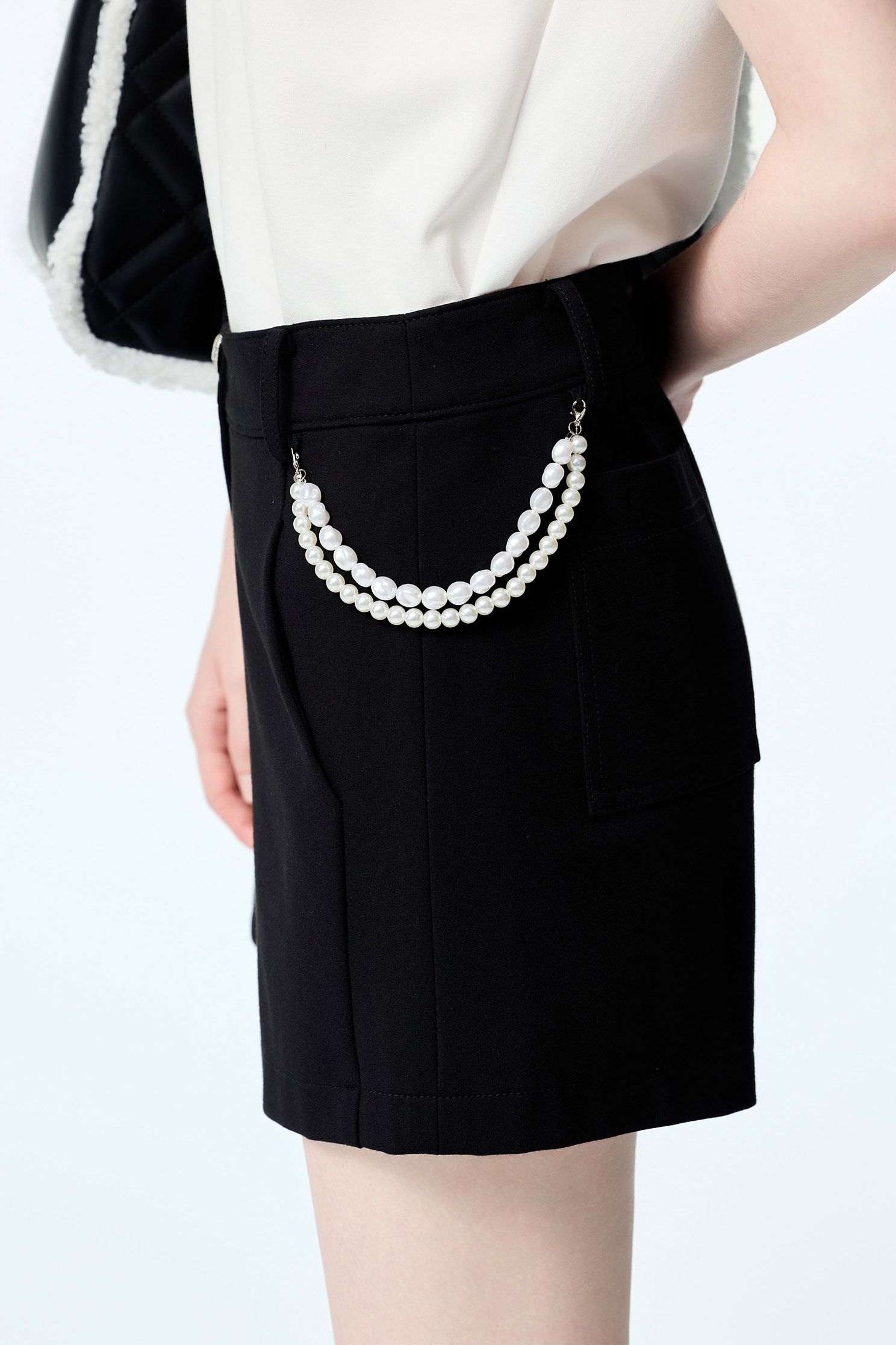 Black Shorts With Detachable Pearl AccessoryBlack Shorts With Detachable Pearl Accessory,pearl,Shorts,Season (AW) Look,pants,Black pants