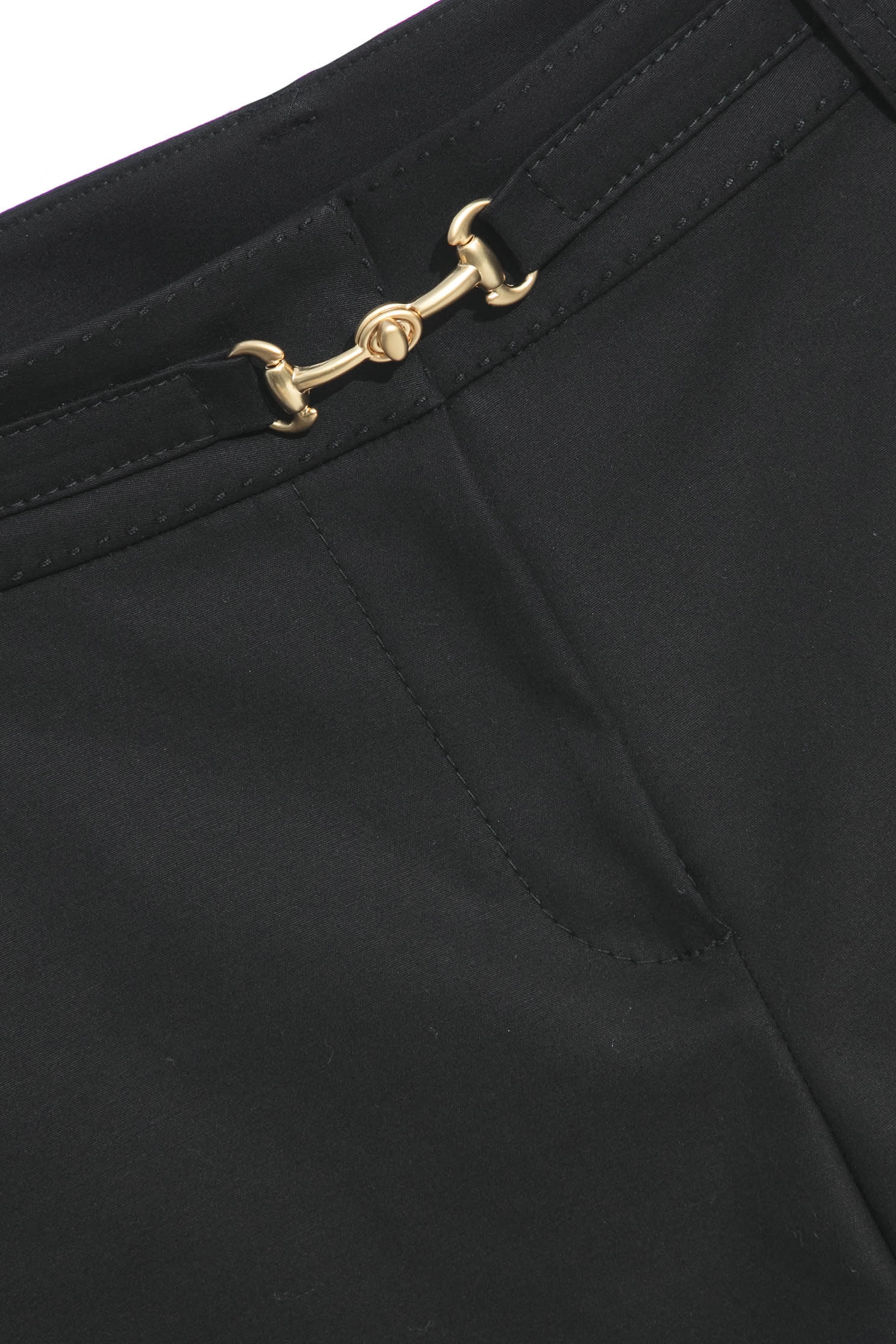 Basic Black ShortsClassic shorts with metal design,Shorts