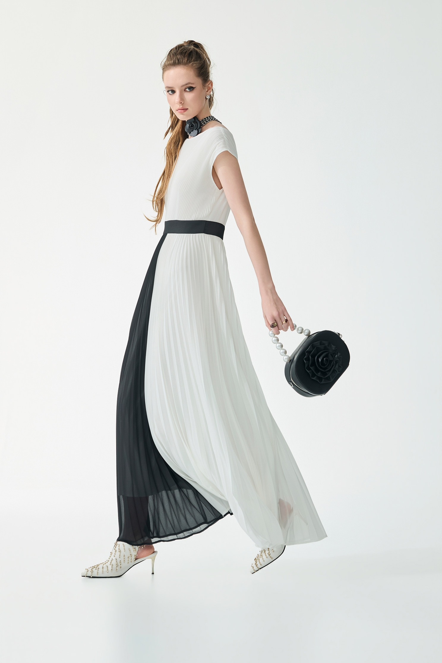Black White Contrast Pleated Maxi DressBlack White Contrast Pleated Maxi Dress,Dresses,Season (SS) Look,White dresses,Chiffon