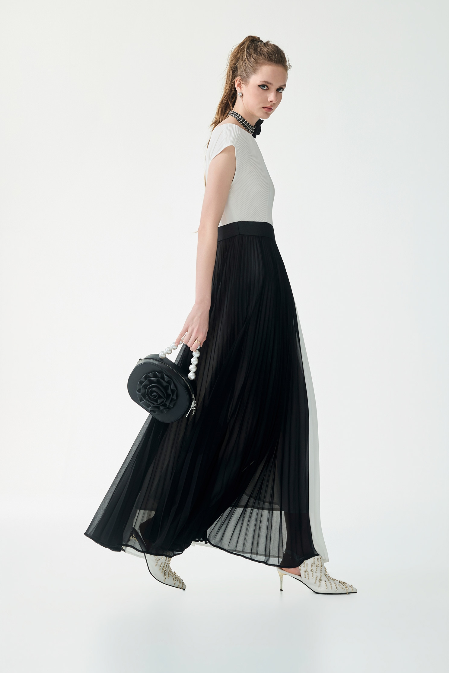 Black White Contrast Pleated Maxi DressBlack White Contrast Pleated Maxi Dress,Dresses,Season (SS) Look,White dresses,Chiffon