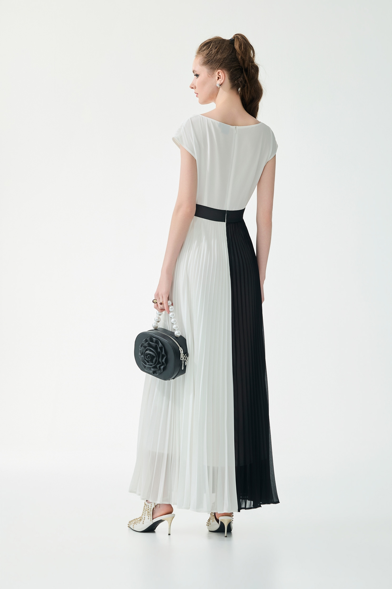 Black White Contrast Pleated Maxi DressBlack White Contrast Pleated Maxi Dress,Dresses,Season (SS) Look,White dresses,Chiffon