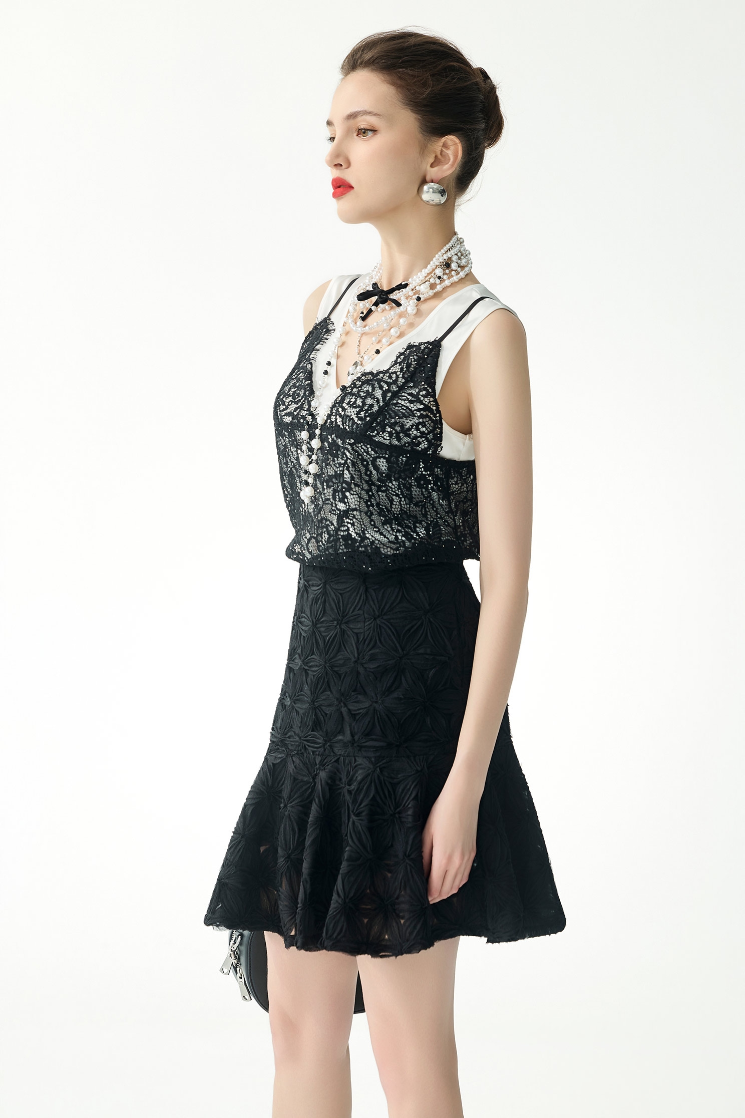 V-neck Lace Detail VestV-neck Lace Detail Vest,sleeveless tops,Season (SS) Look,White tops,sleeveless tops,Lace,Black tops
