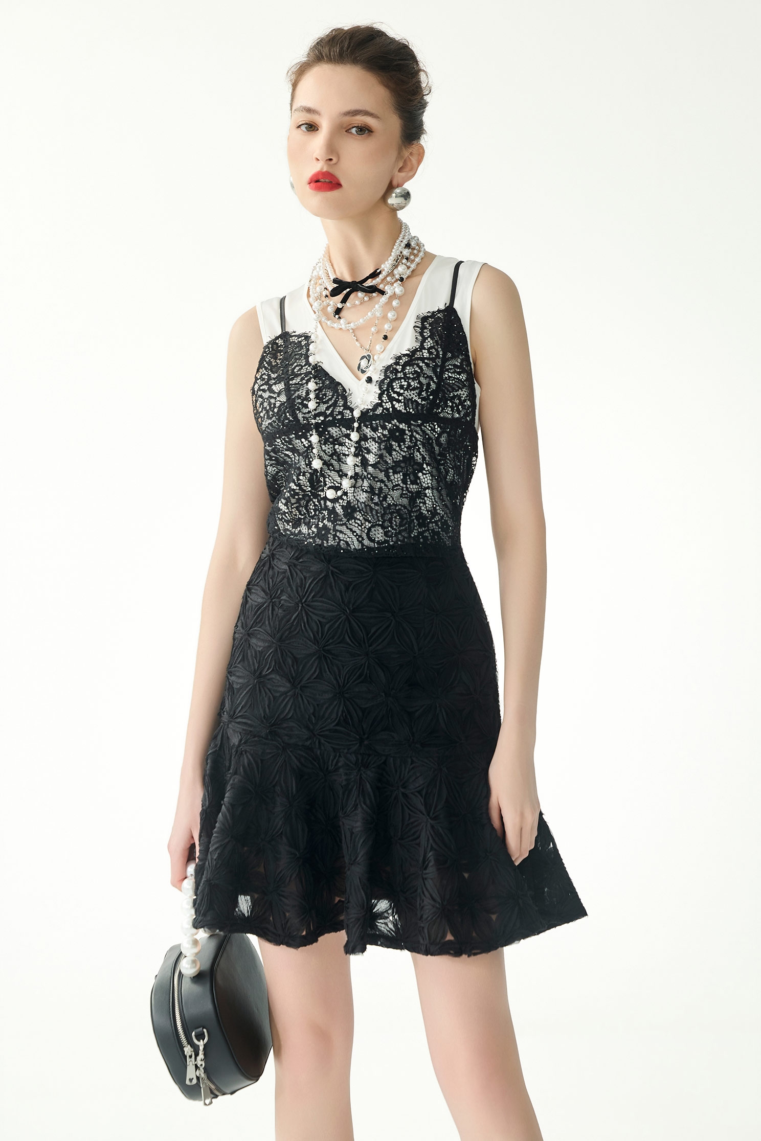 V-neck Lace Detail VestV-neck Lace Detail Vest,sleeveless tops,Season (SS) Look,White tops,sleeveless tops,Lace,Black tops