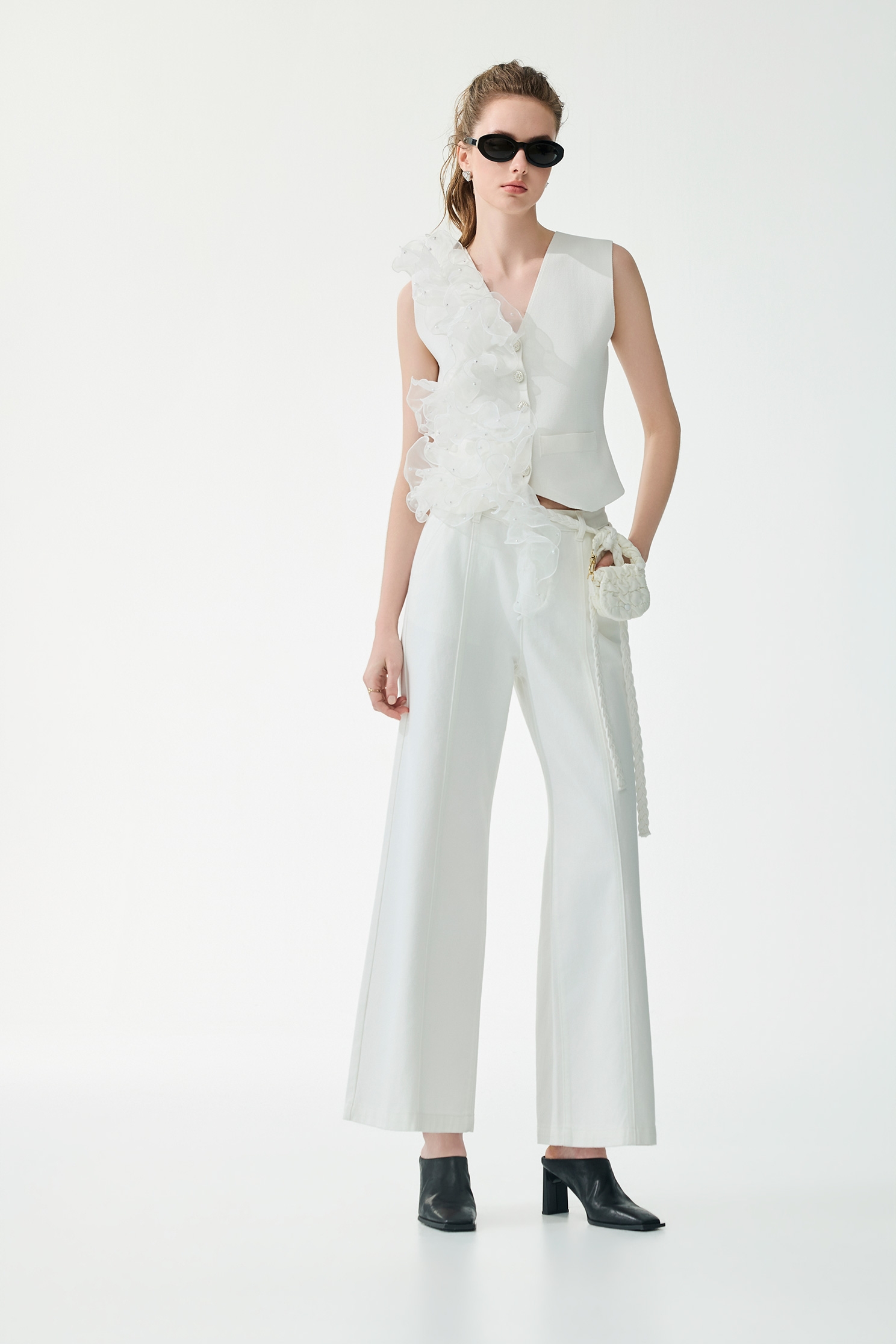 3-D Floral Organza Detail Knit Vest3-D Floral Organza Detail Knit Vest,sleeveless tops,Season (SS) Look,pearl,White tops,sleeveless tops,Knitted,Knitted tops