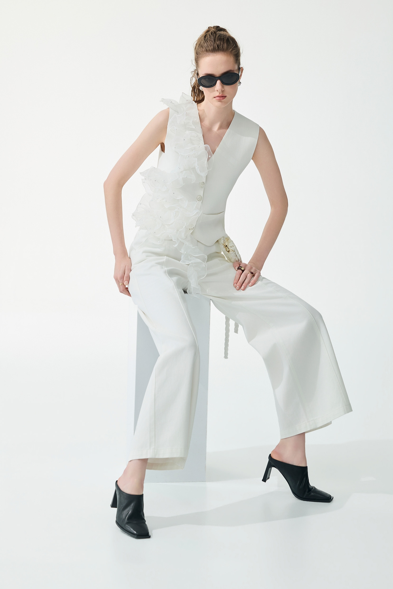 3-D Floral Organza Detail Knit Vest3-D Floral Organza Detail Knit Vest,sleeveless tops,Season (SS) Look,pearl,White tops,sleeveless tops,Knitted,Knitted tops