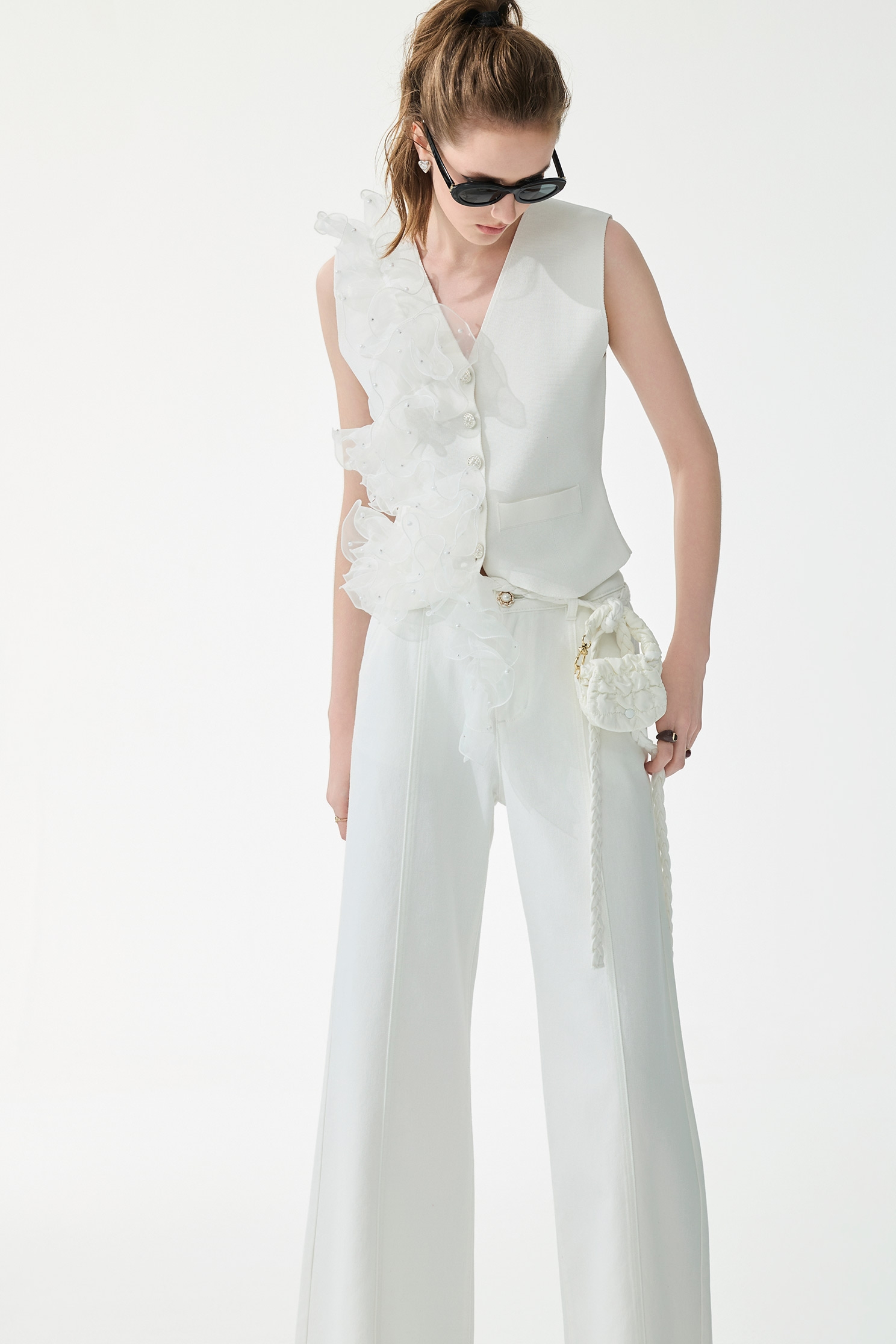 3-D Floral Organza Detail Knit Vest3-D Floral Organza Detail Knit Vest,sleeveless tops,Season (SS) Look,pearl,White tops,sleeveless tops,Knitted,Knitted tops