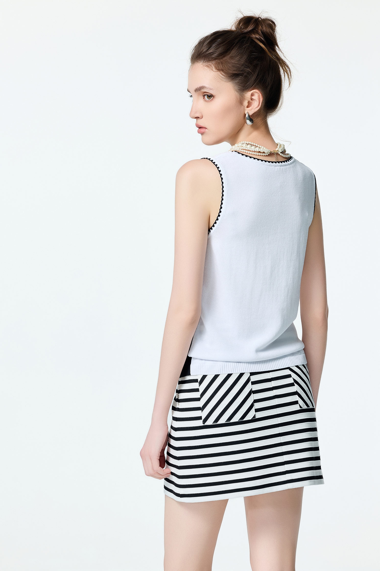 Contrast Trim Detail Knit VestContrast Trim Detail Knit Vest,sleeveless tops,Season (SS) Look,Back To Classic,sleeveless tops,Knitted,Knitted tops,Back To B/W