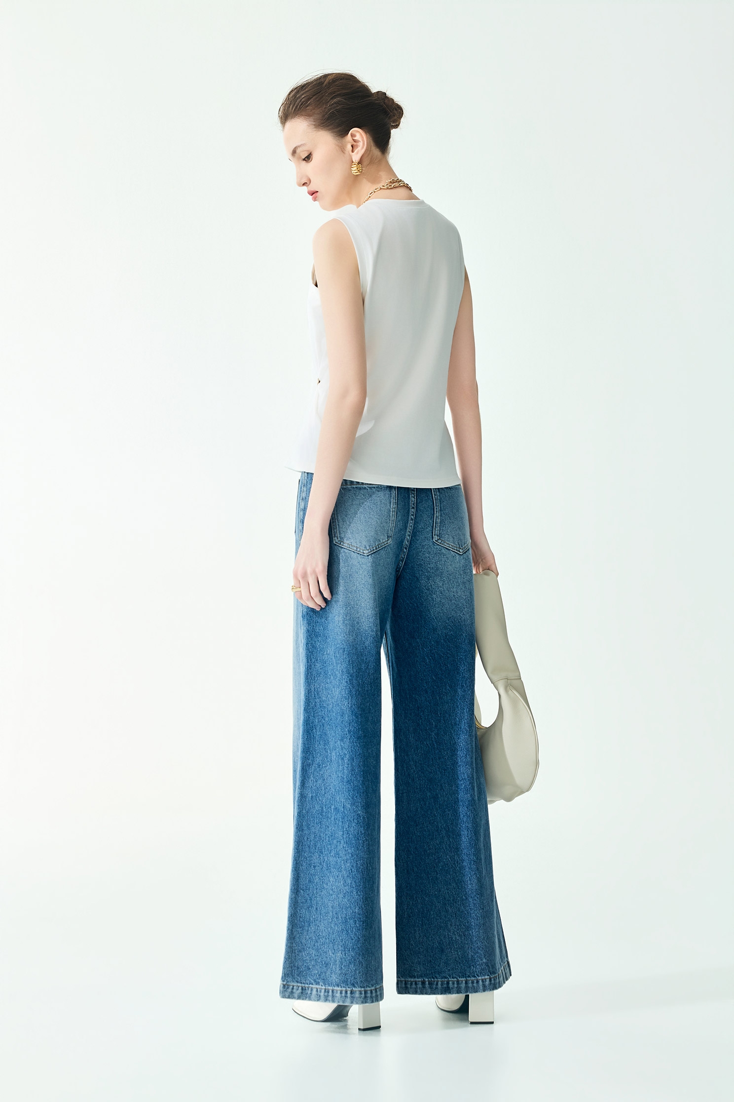 Brooch Detail White VestBrooch Detail White Vest,sleeveless tops,Tops,Season (SS) Look,White tops,sleeveless tops