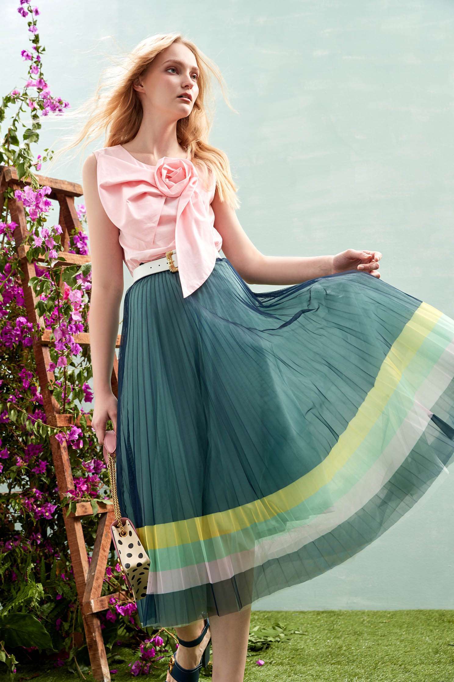 3-D Rose Petal Pink VestHand-folded vest-style top,sleeveless tops,Tops,Round neck tops,Queen,Season (SS) Look,sleeveless tops,healing colors,sleeveless tops