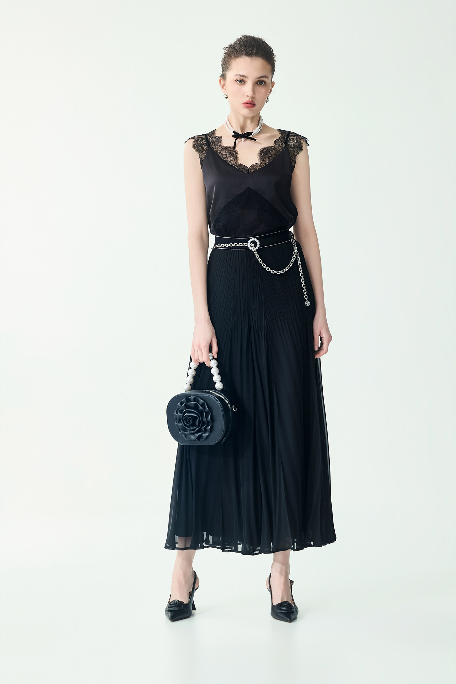 V-neck Lace Detail Satin VestV-neck Lace Detail Satin Vest,sleeveless tops,Season (SS) Look,sleeveless tops,Lace,Black tops