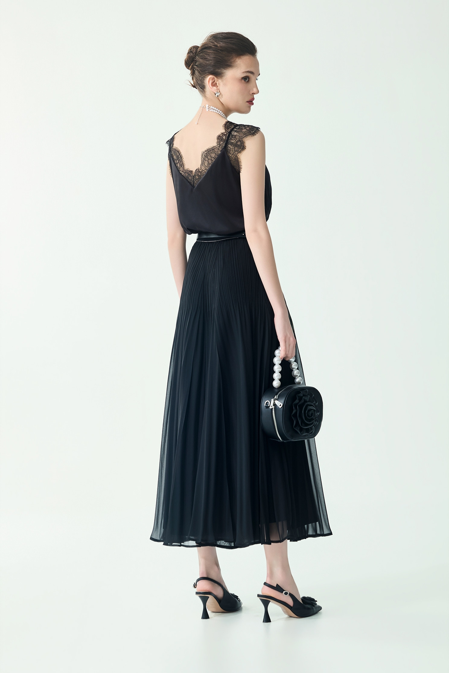 V-neck Lace Detail Satin VestV-neck Lace Detail Satin Vest,sleeveless tops,Season (SS) Look,sleeveless tops,Lace,Black tops