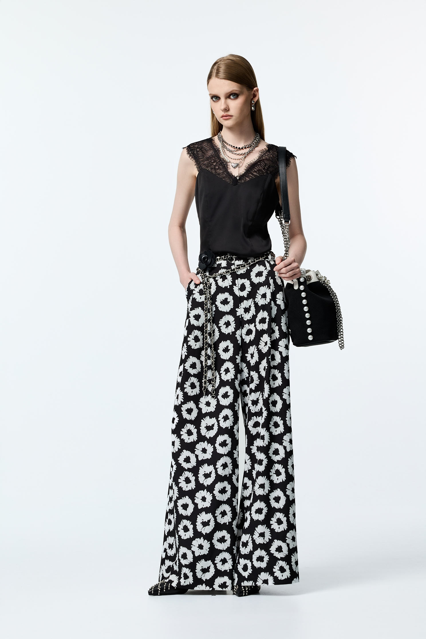 V-neck Lace Detail VestV-neck Lace Detail Vest,sleeveless tops,Season (AW) Look,sleeveless tops,Lace,Black tops