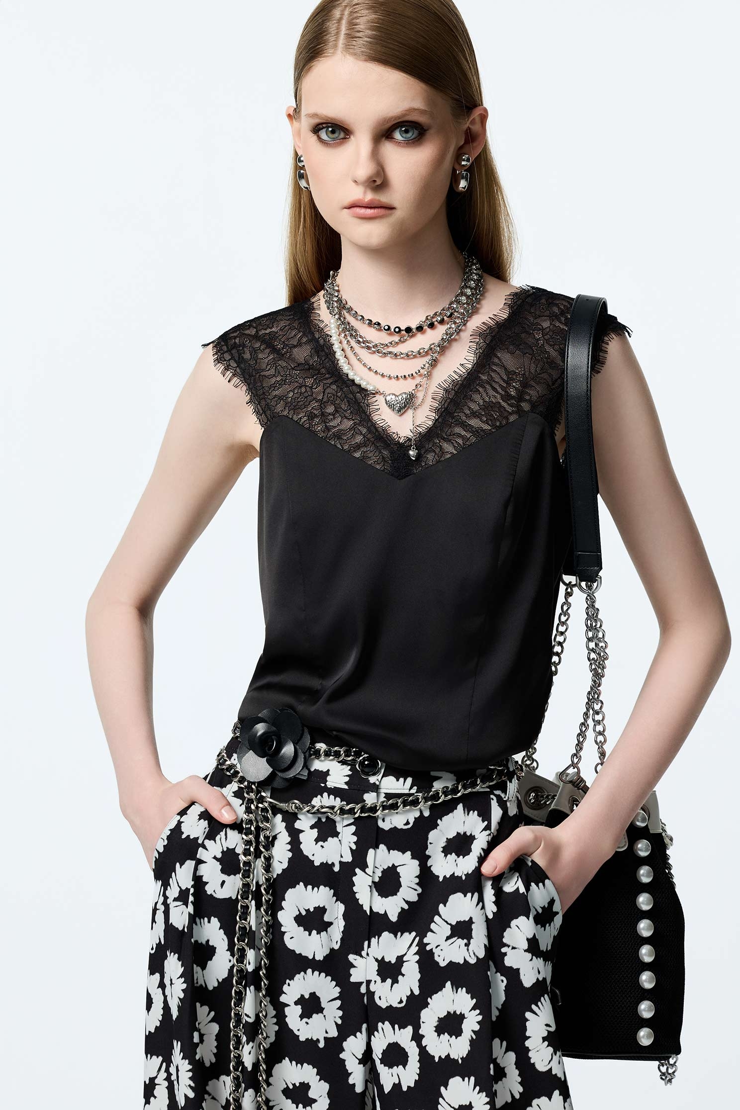 V-neck Lace Detail VestV-neck Lace Detail Vest,sleeveless tops,Season (AW) Look,sleeveless tops,Lace,Black tops