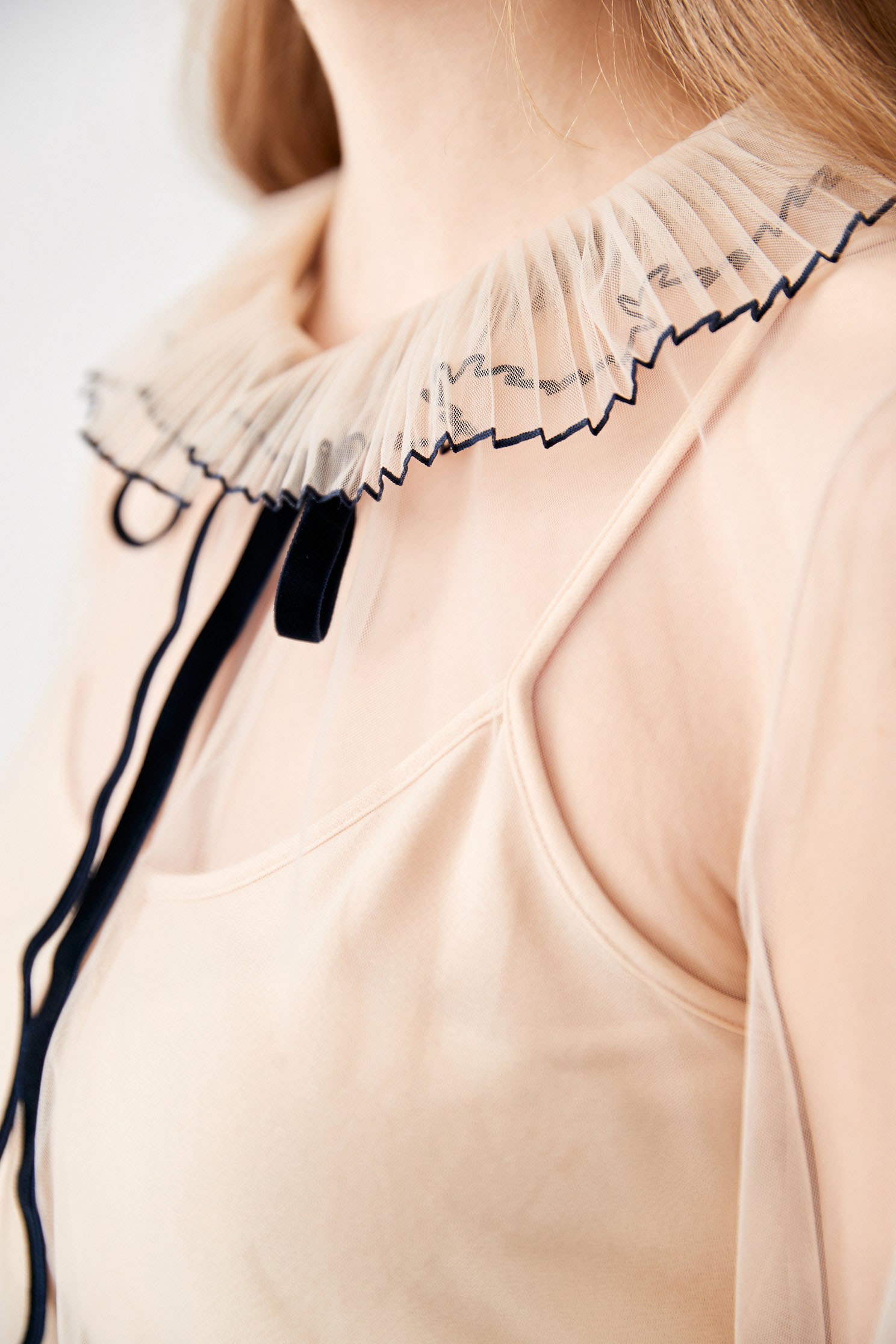 Contrast Trim Chiffon BlouseNaked tulle top with pleated collar,Tops,Round neck tops,Queen,Season (SS) Look,Mesh fabric