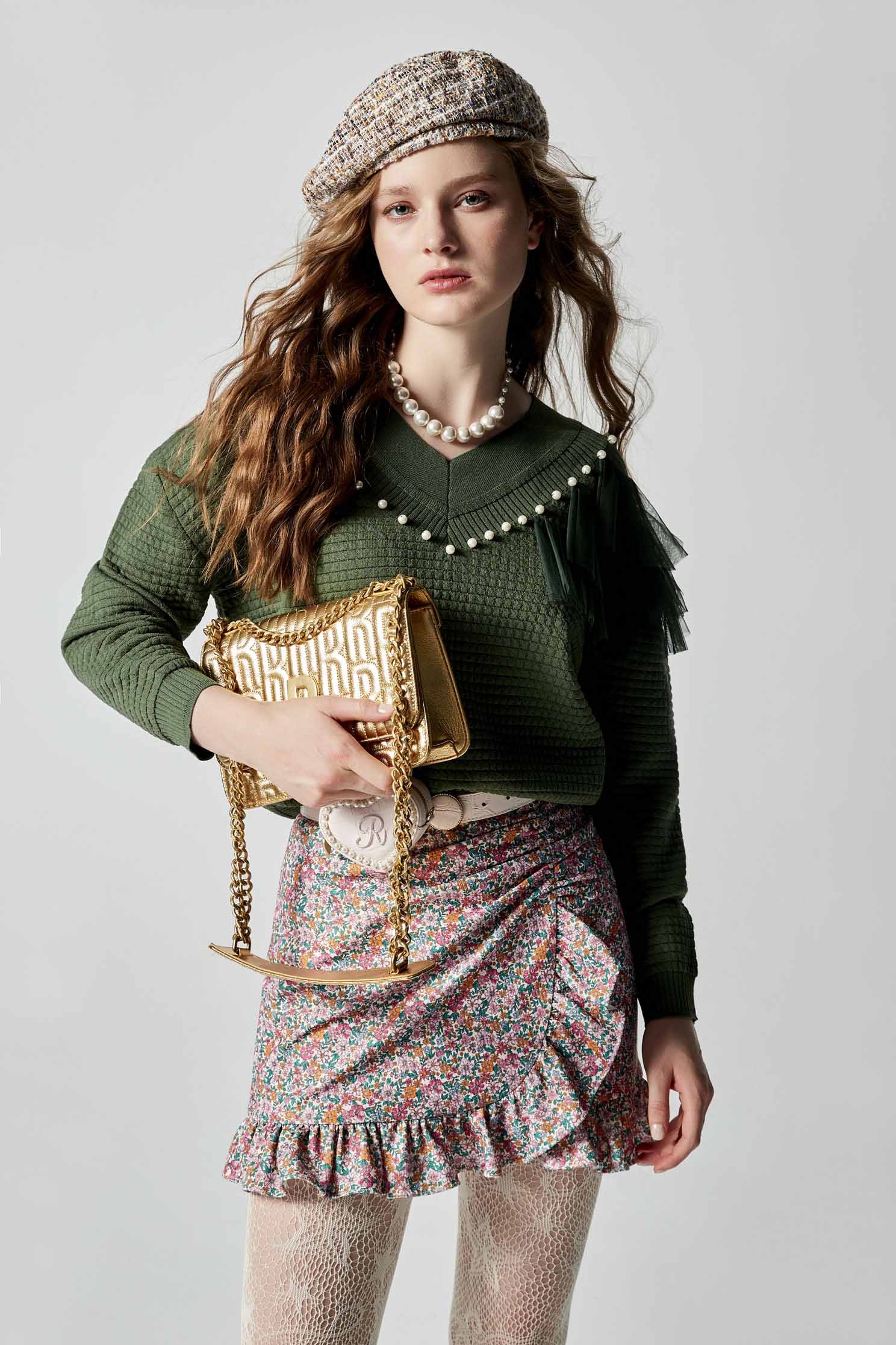 V-neck Knit Top With Pearl AppliqueV-neck Knit Top With Pearl Applique,Tops,Plaid,pearl,Season (AW) Look,Mesh fabric,Knitted,Knitted tops