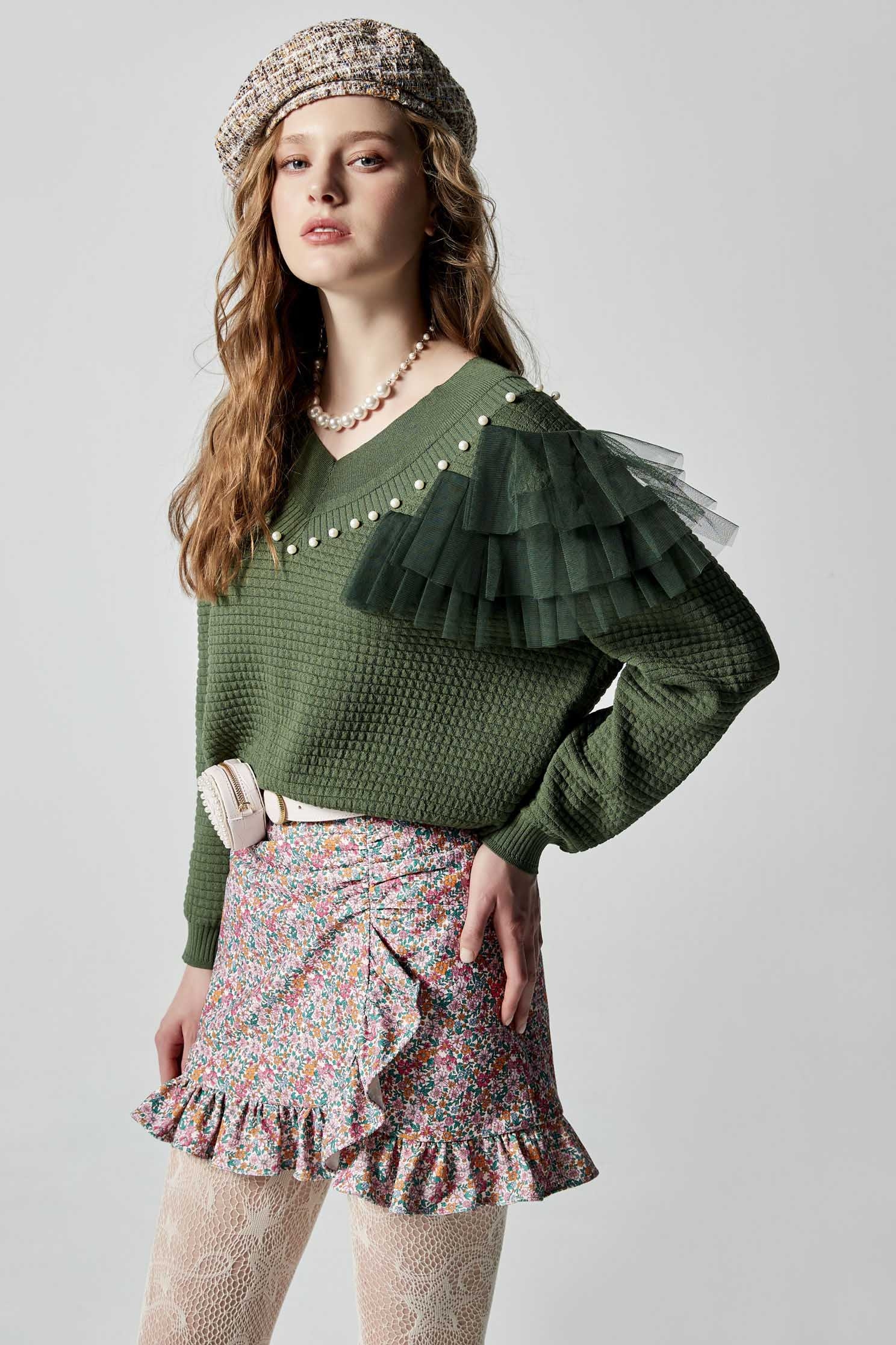 V-neck Knit Top With Pearl AppliqueV-neck Knit Top With Pearl Applique,Tops,Plaid,pearl,Season (AW) Look,Mesh fabric,Knitted,Knitted tops