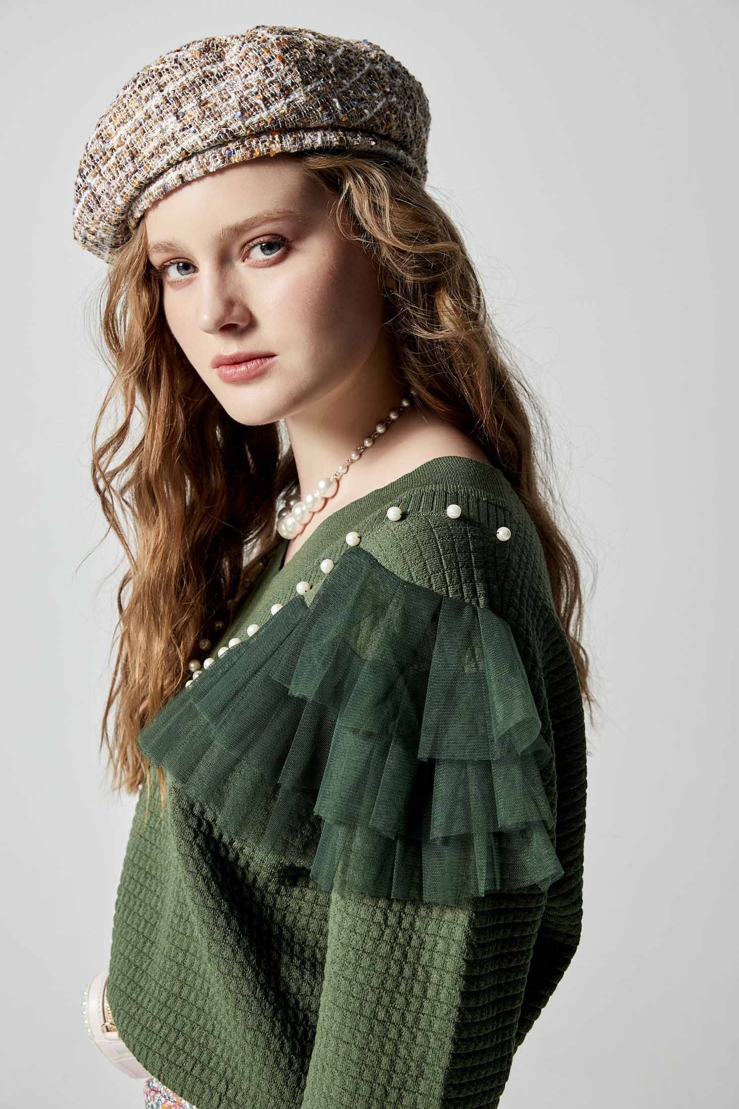 V-neck Knit Top With Pearl AppliqueV-neck Knit Top With Pearl Applique,Tops,Plaid,pearl,Season (AW) Look,Mesh fabric,Knitted,Knitted tops