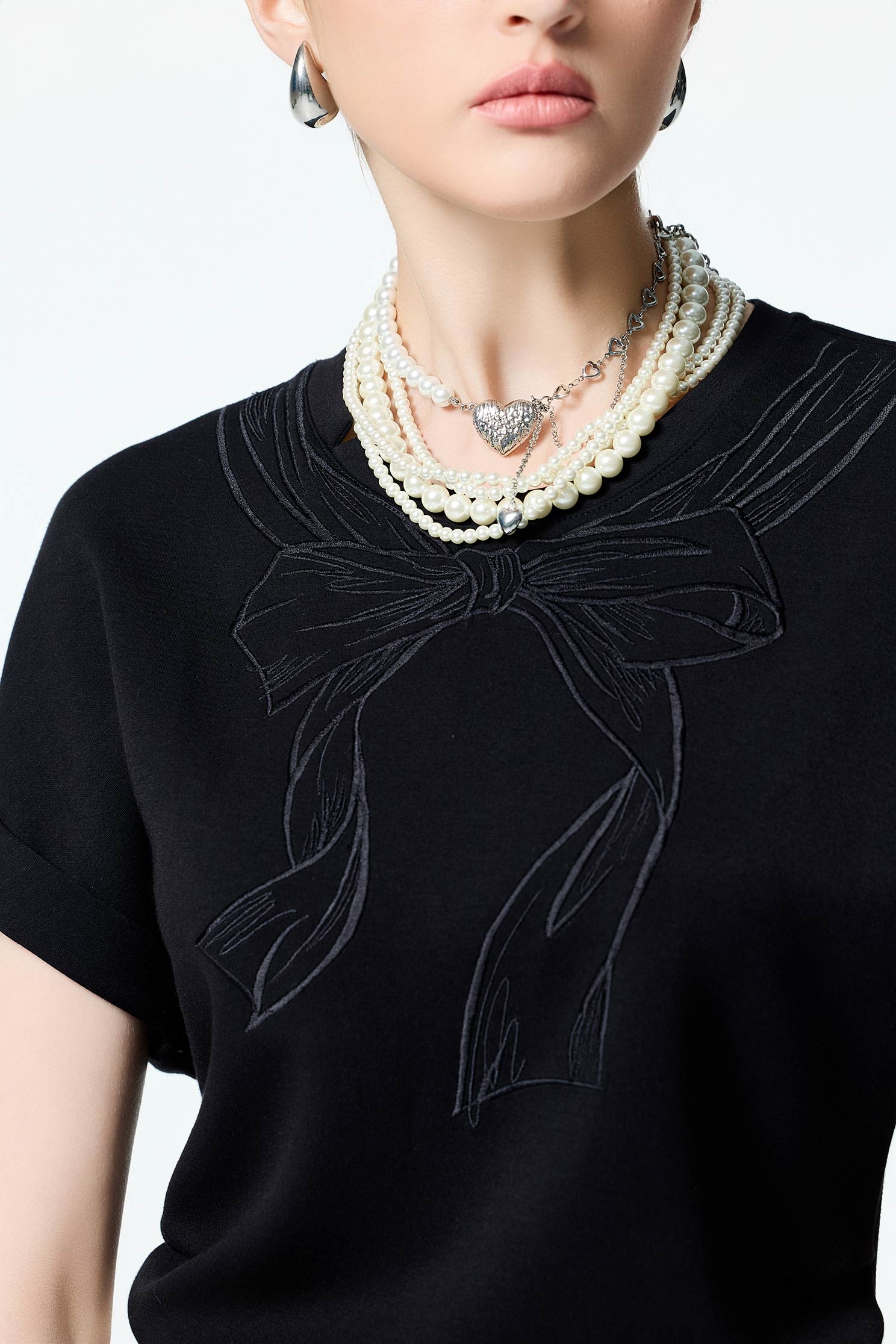 Embroidery Bow Graphic Black TeeEmbroidery Bow Graphic Black Tee,Tops,Season (SS) Look,Embroidered,Back To Classic,bows,Back To B/W,black tops