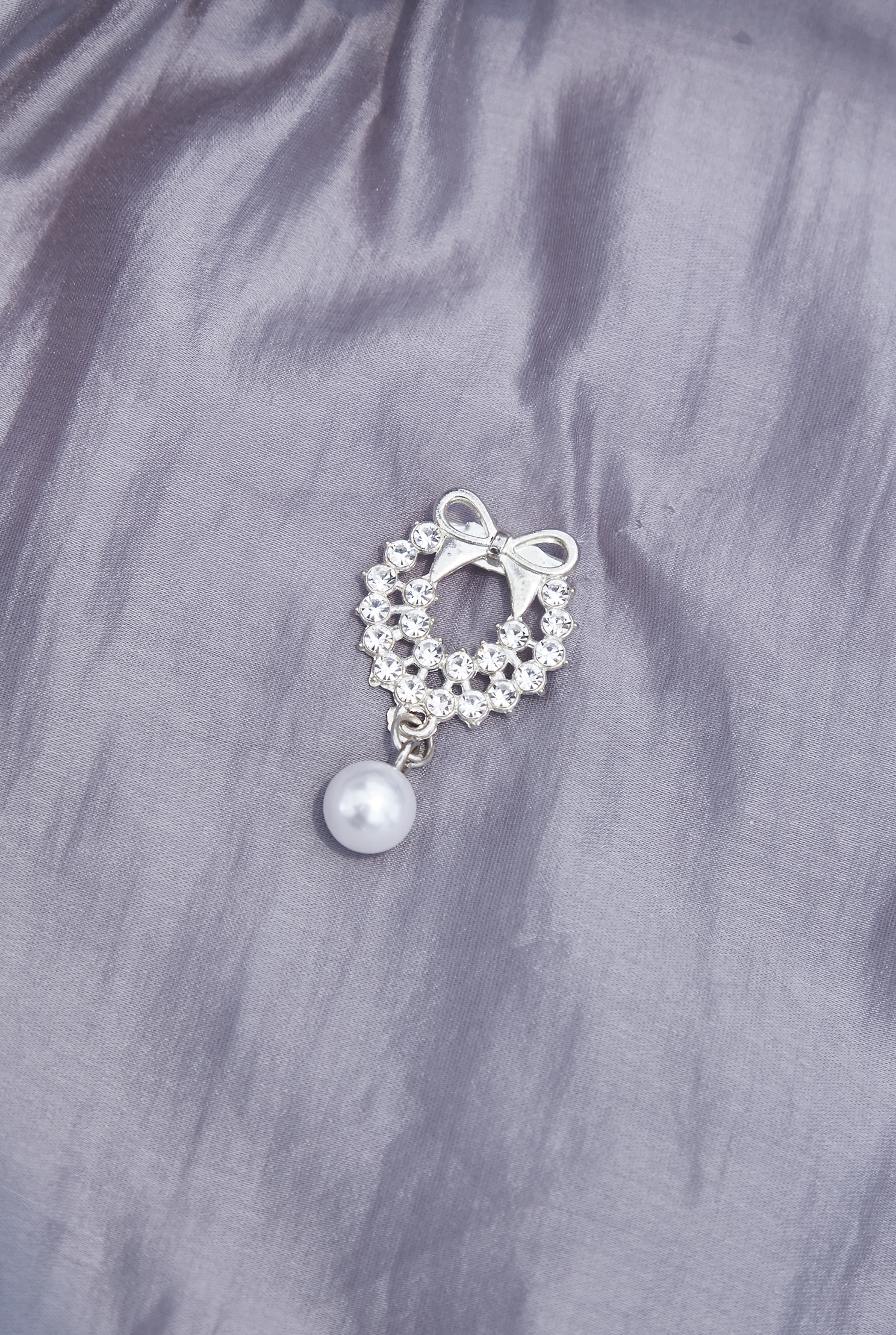 Grey Short Sleeve Accessory Brooch TopGrey Short Sleeve Accessory Brooch Top,Office Looks,Tops,pearl,Season (AW) Look,Mesh tops,Chiffon tops