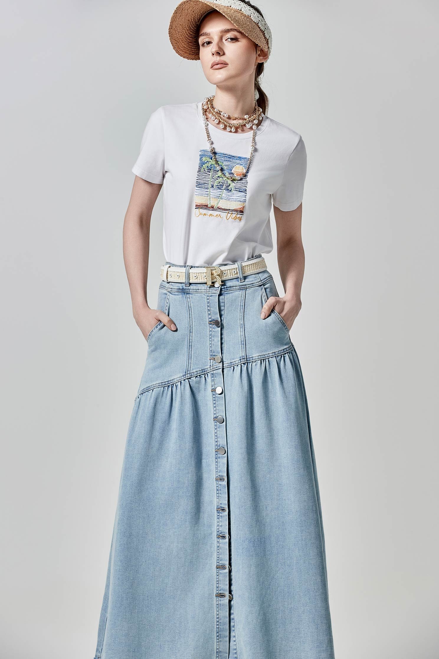 Front Embroidered Graphic White TeeFront Embroidered Graphic White Tee,T-shirts,Season (SS) Look,Cotton,Embroidered