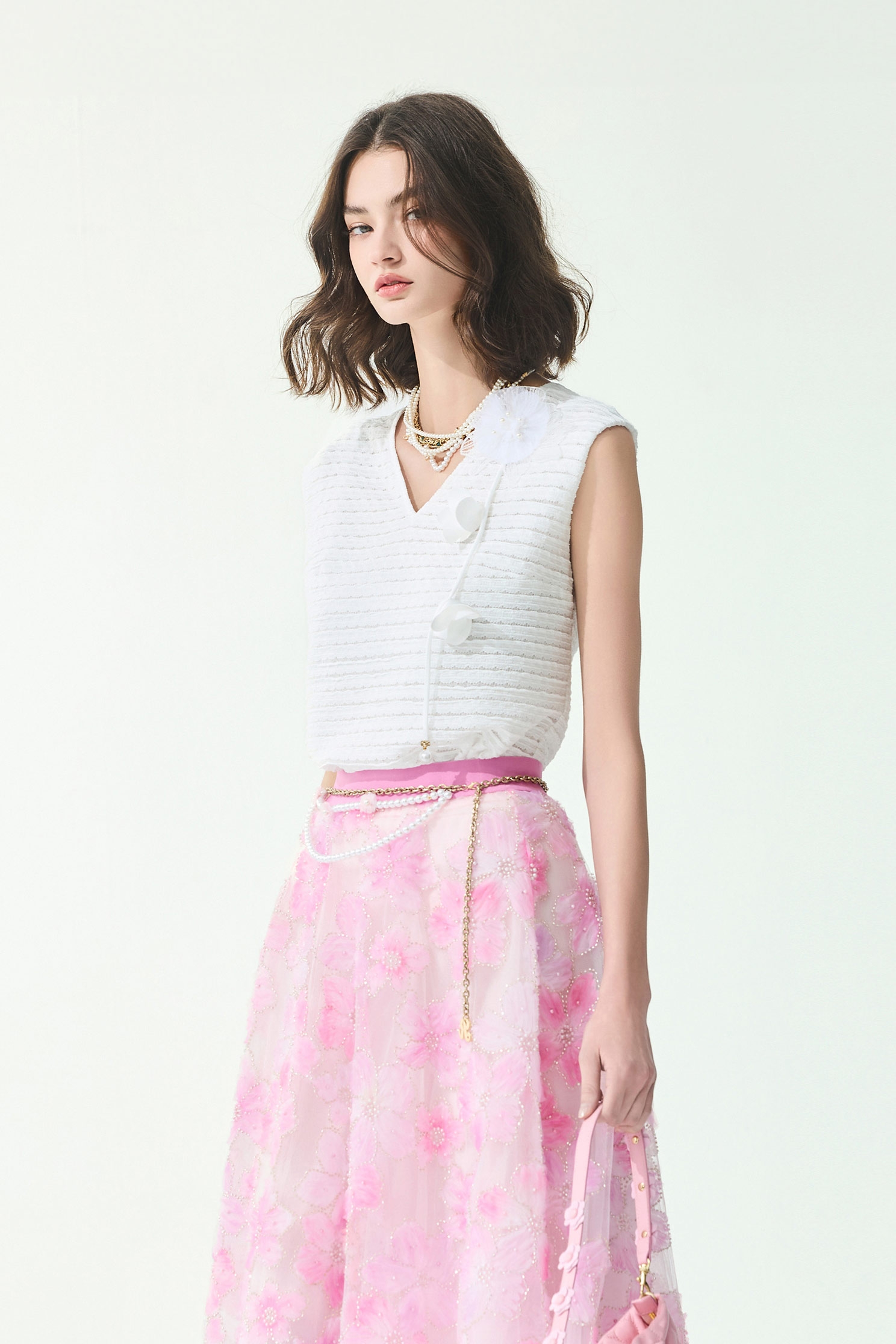 3-D Floral V-neck Vest3-D Floral V-neck Vest,sleeveless tops,Tops,Season (SS) Look,White tops,sleeveless tops,Lace