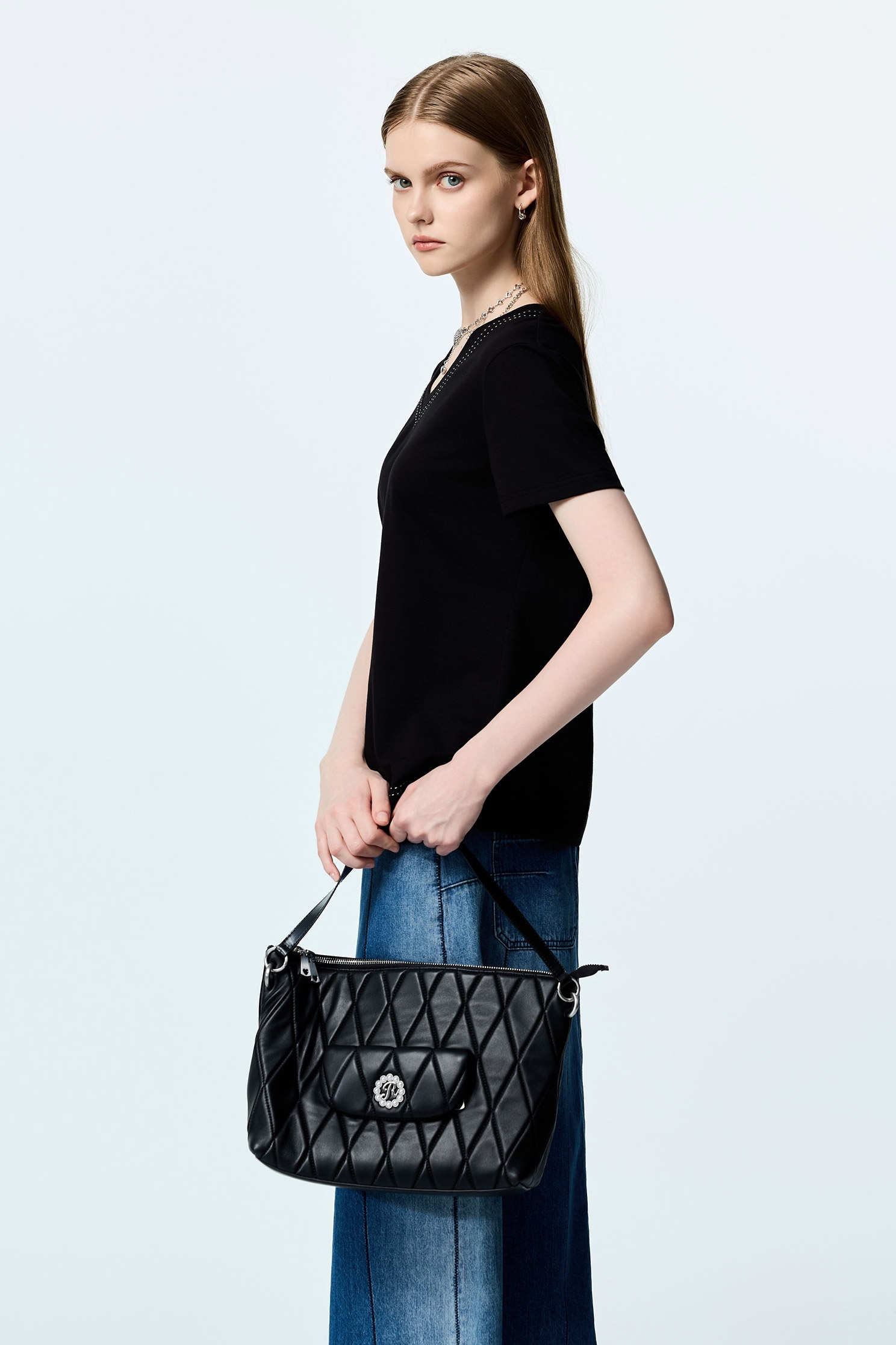 V-neck Contrast Stitch Detail TeeV-neck Contrast Stitch Detail Tee,T-shirts,Tops,Embroidered,Season (SS) Look,black tops