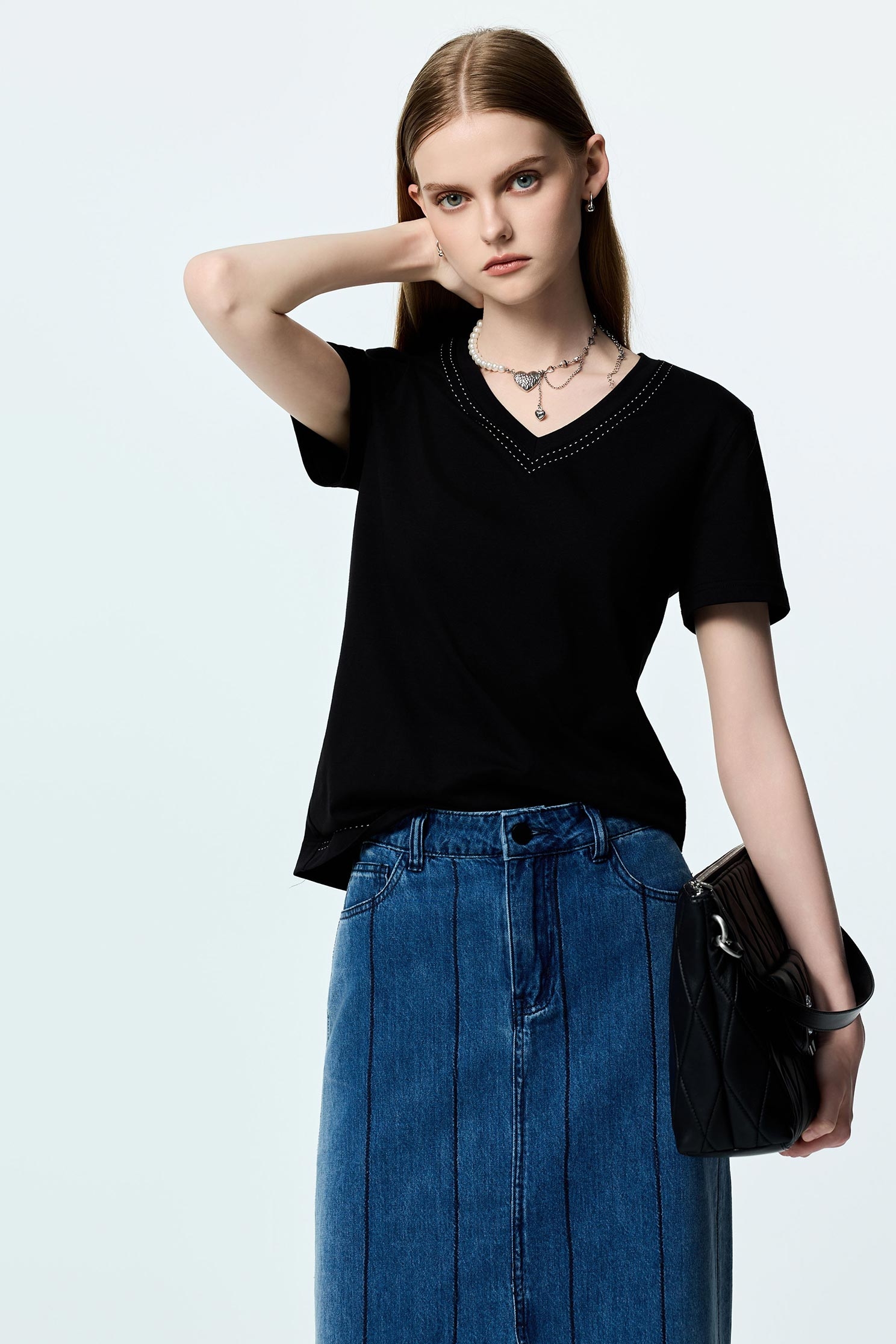 V-neck Contrast Stitch Detail TeeV-neck Contrast Stitch Detail Tee,T-shirts,Tops,Embroidered,Season (SS) Look,black tops