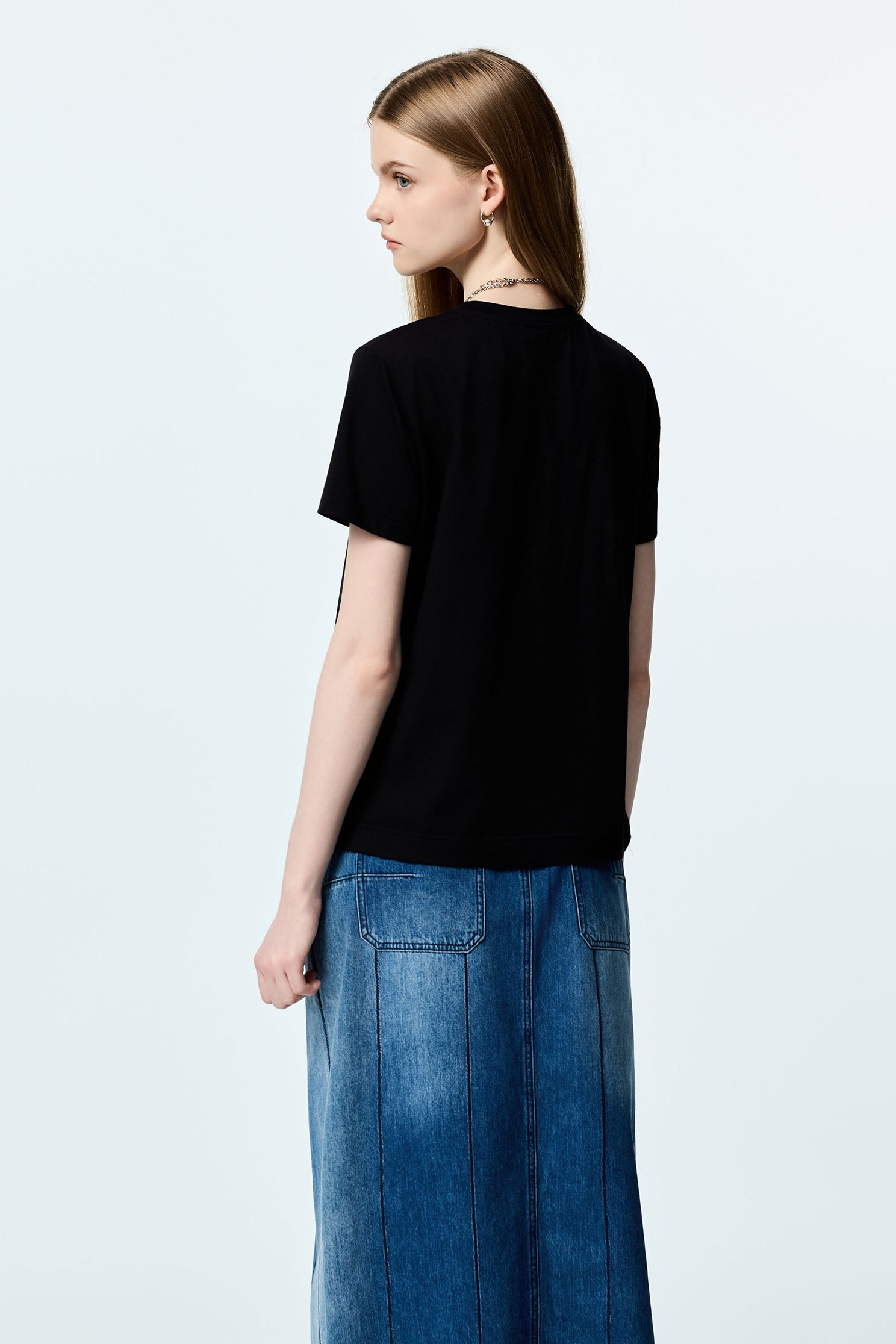 V-neck Contrast Stitch Detail TeeV-neck Contrast Stitch Detail Tee,T-shirts,Tops,Embroidered,Season (SS) Look,black tops