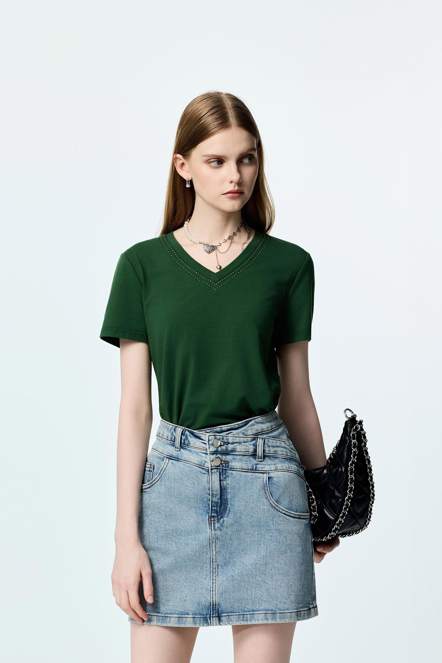 V-neck Contrast Stitch Detail TeeV-neck Contrast Stitch Detail Tee,T-shirts,Tops,Embroidered,Season (SS) Look