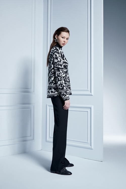 Long Sleeve Graphic Knit Top,Long sleeve tops