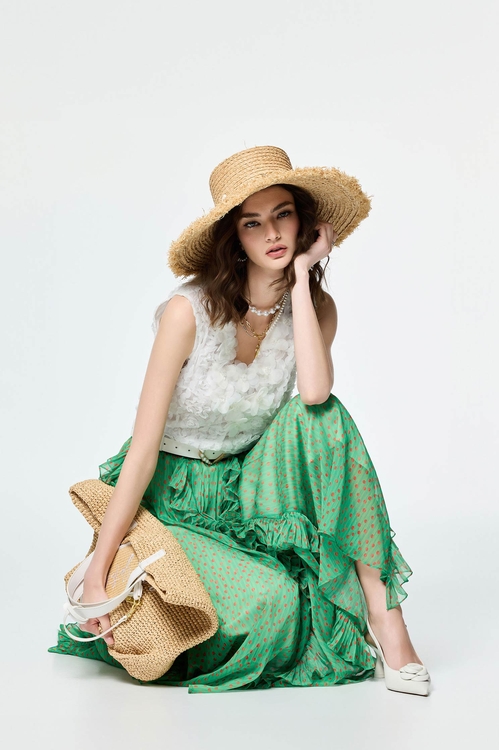 3-D Floral Detail V-neck Vest,V-Neck T shirts