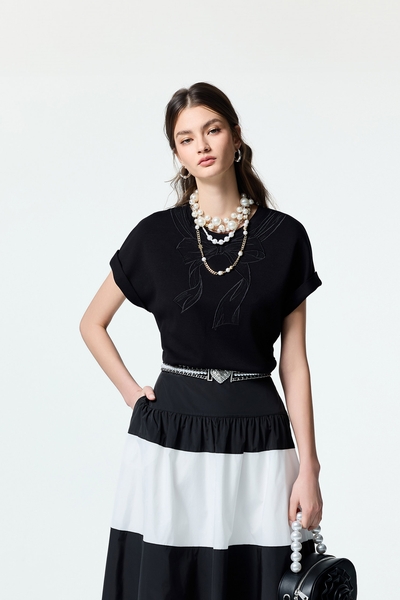 Embroidery Bow Graphic Black Tee