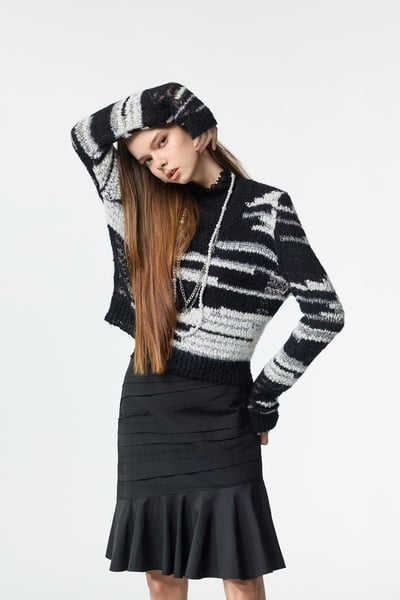 V-neck Black White Contrast Knit Top